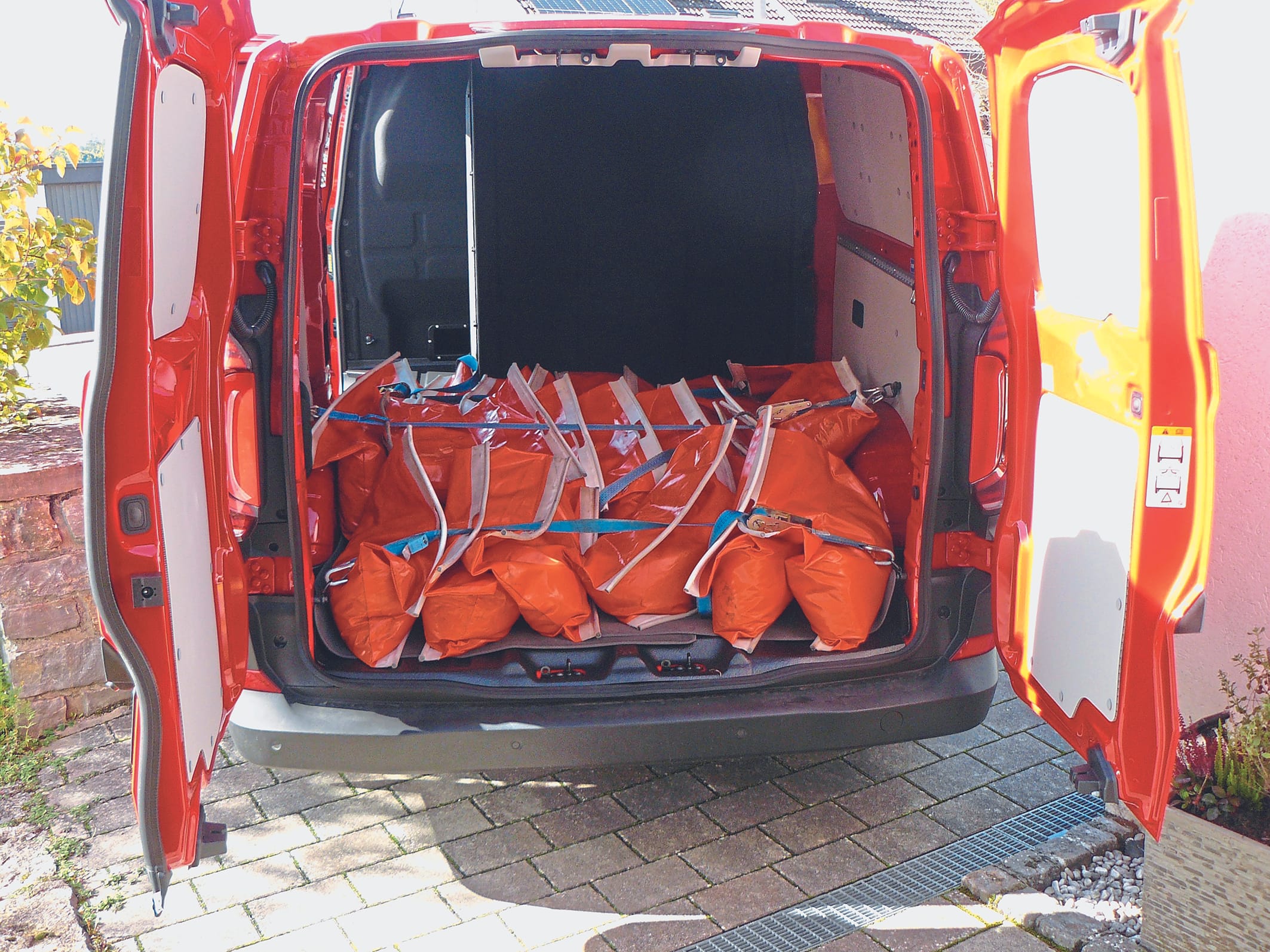 Üppiger Laderaum: Linker Hand passt anstelle von Ballastsäcken auch Langmaterial hinein.