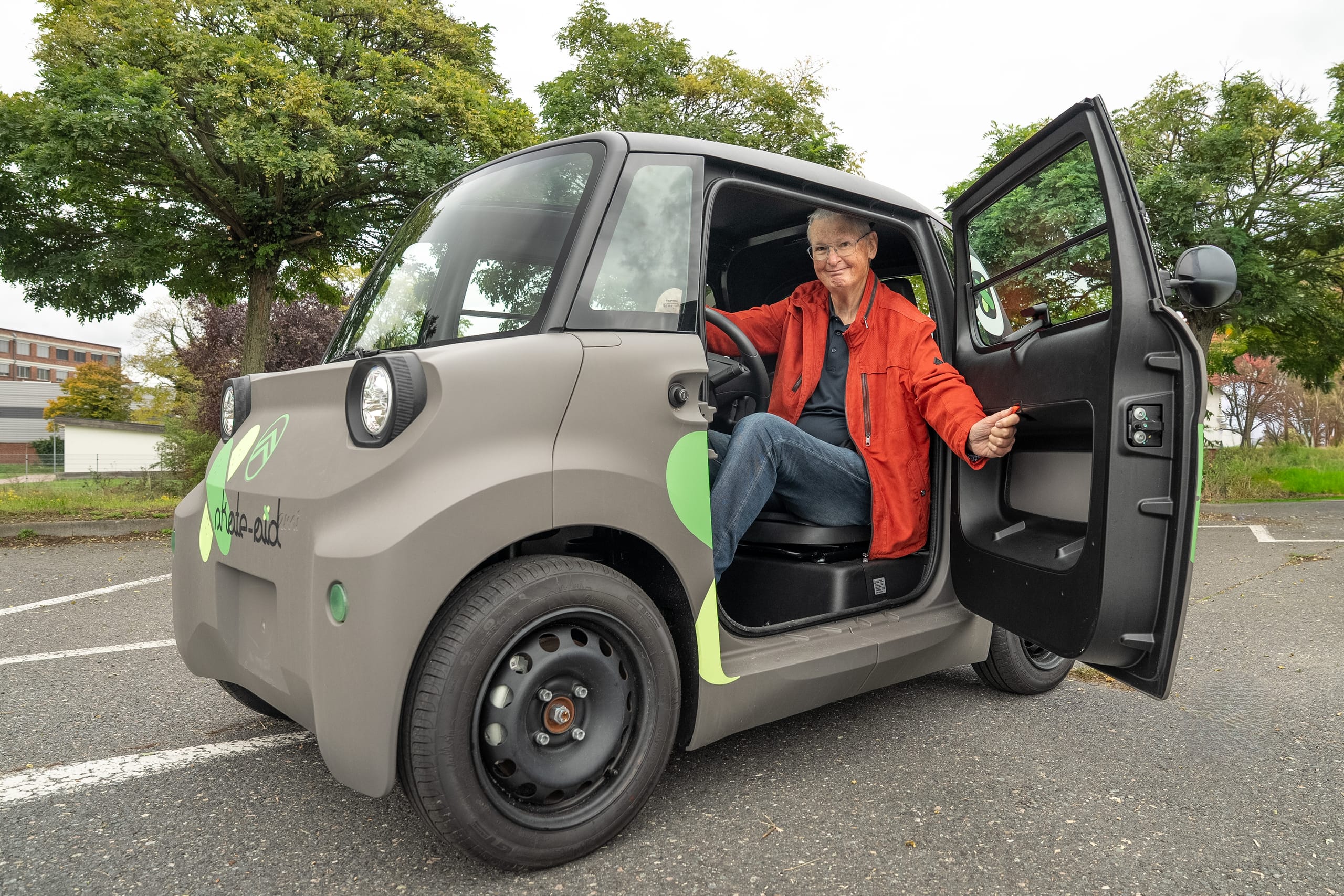 Einstieg vorn: spiegelbildlich montierte Türen links und rechts.