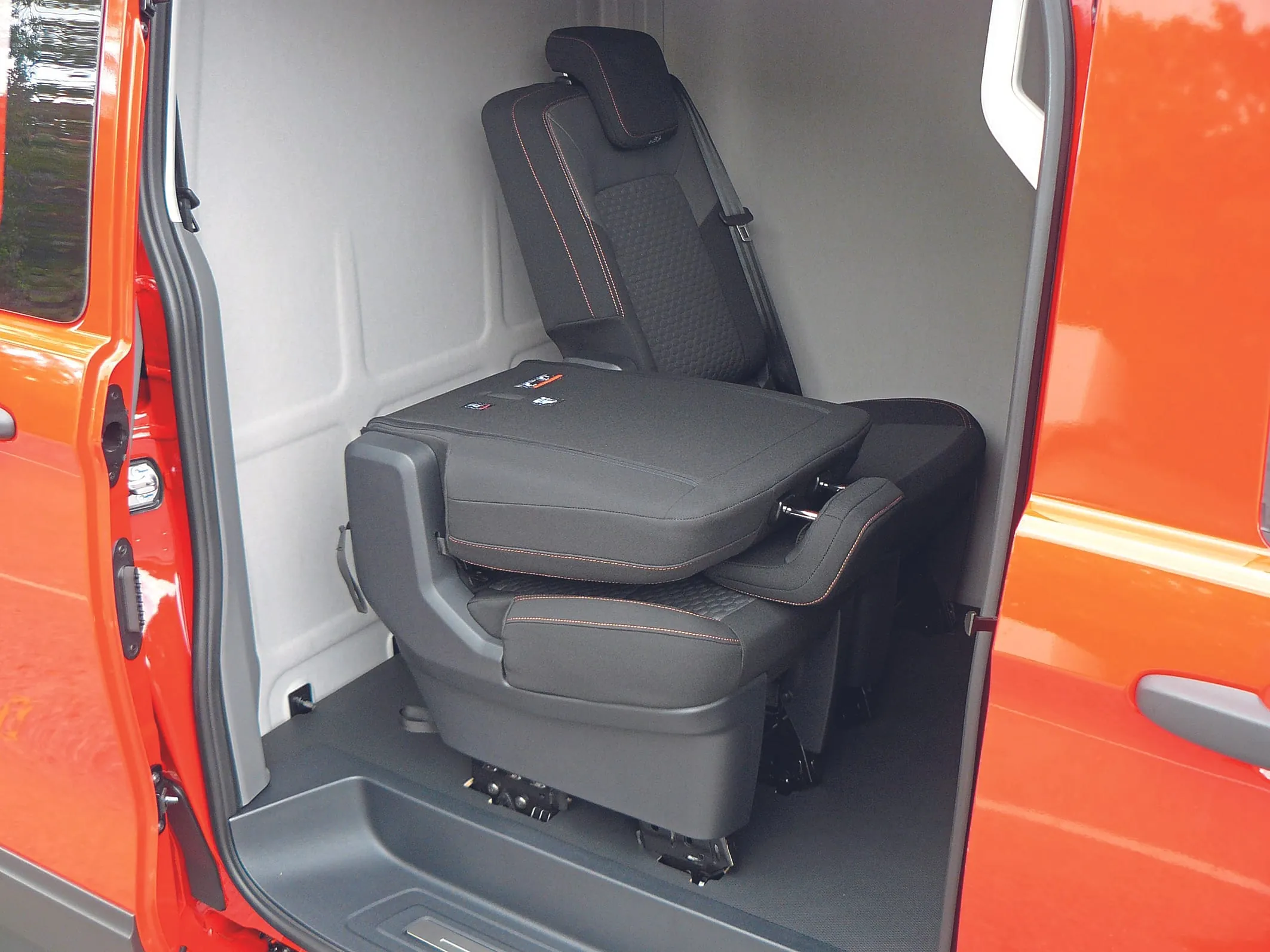 Geräumige Kabine: Die Mönchsklause mit Einzel- sitzen in der zweiten Reihe.