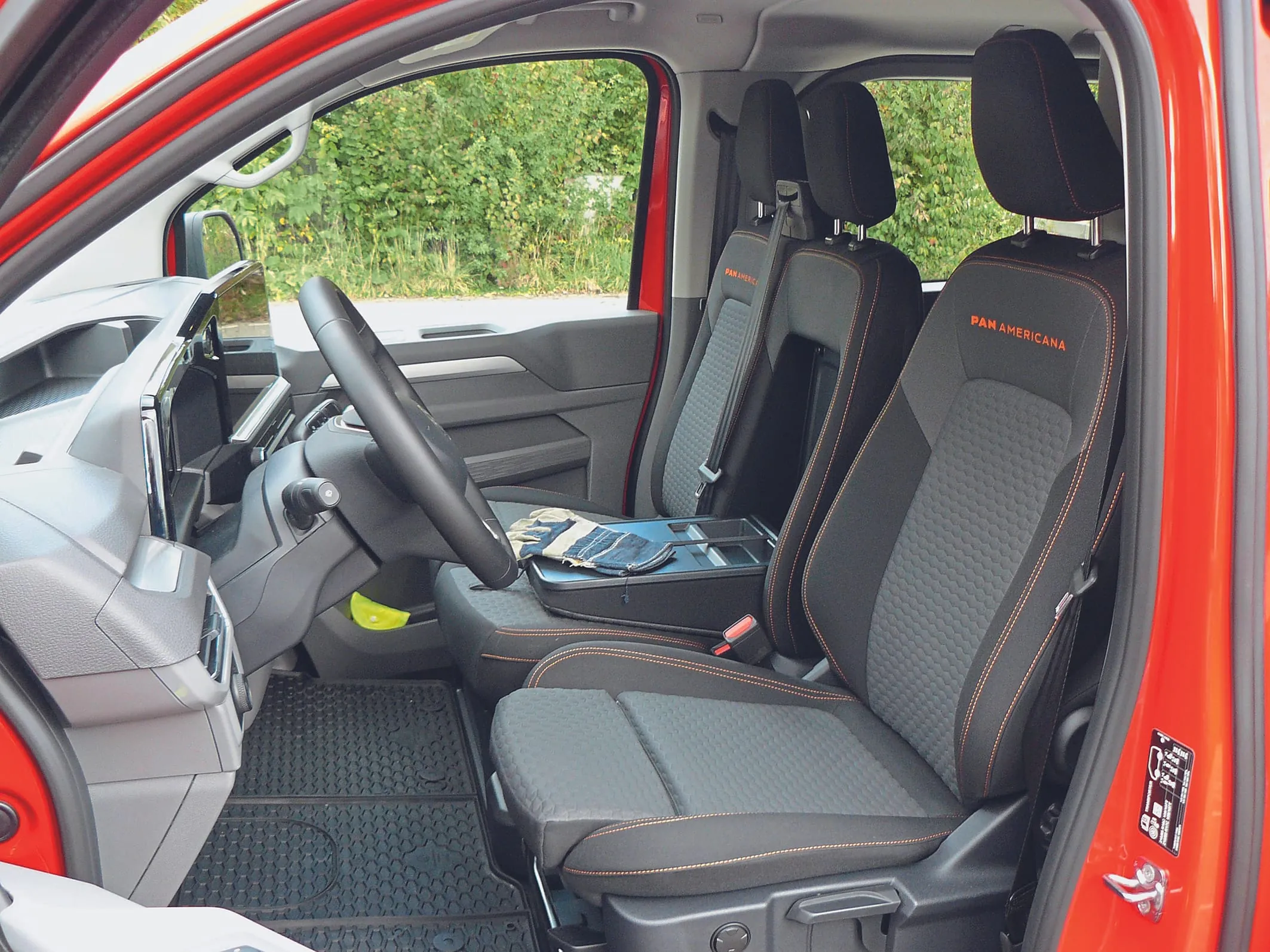 Komfortables Cockpit: drei Plätze vorn, prächtiger Fahrersitz.