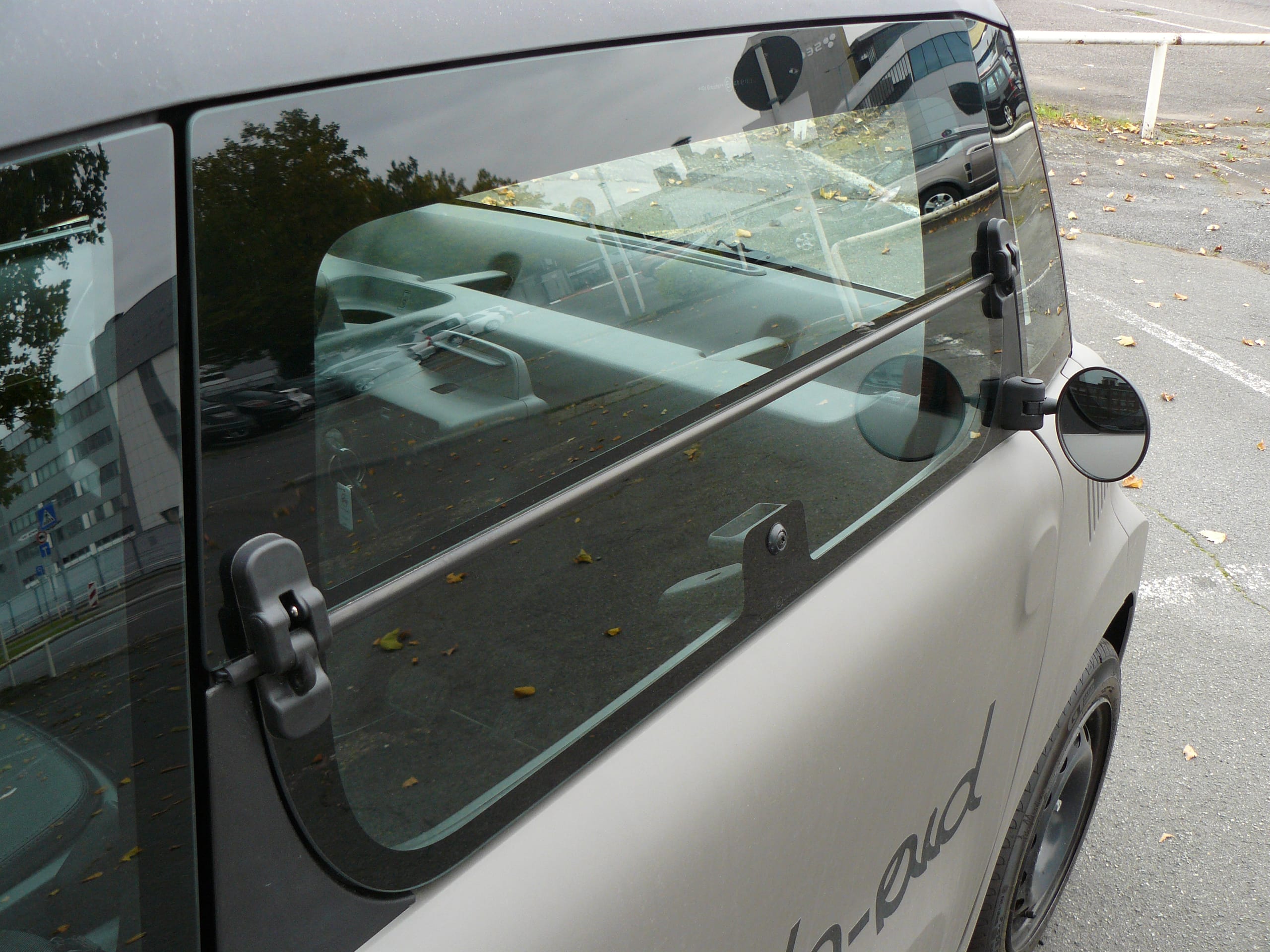 Klappen wie einst: Monokel-Außenspiegel, Seitenfenster à la Ente.