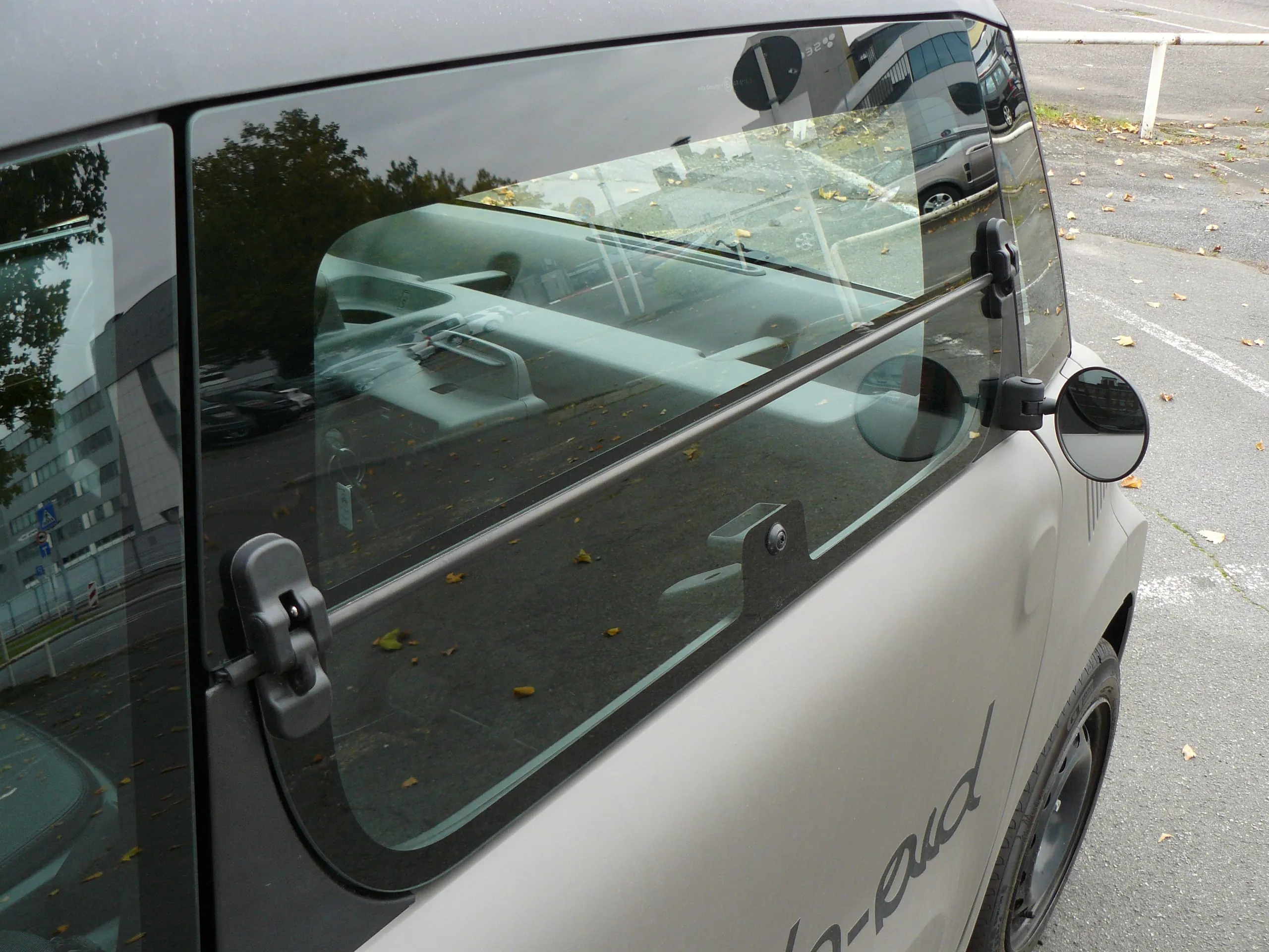 Klappen wie einst: Monokel-Außenspiegel, Seitenfenster à la Ente.