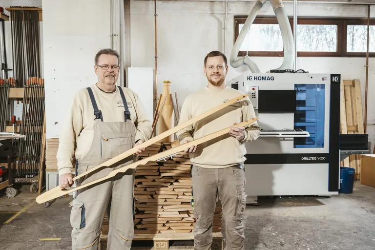 Tischlerei-Inhaber Andreas Hillebrand und Sohn Timo Hillebrand mit Grillzange aus eigener Herstellung.
