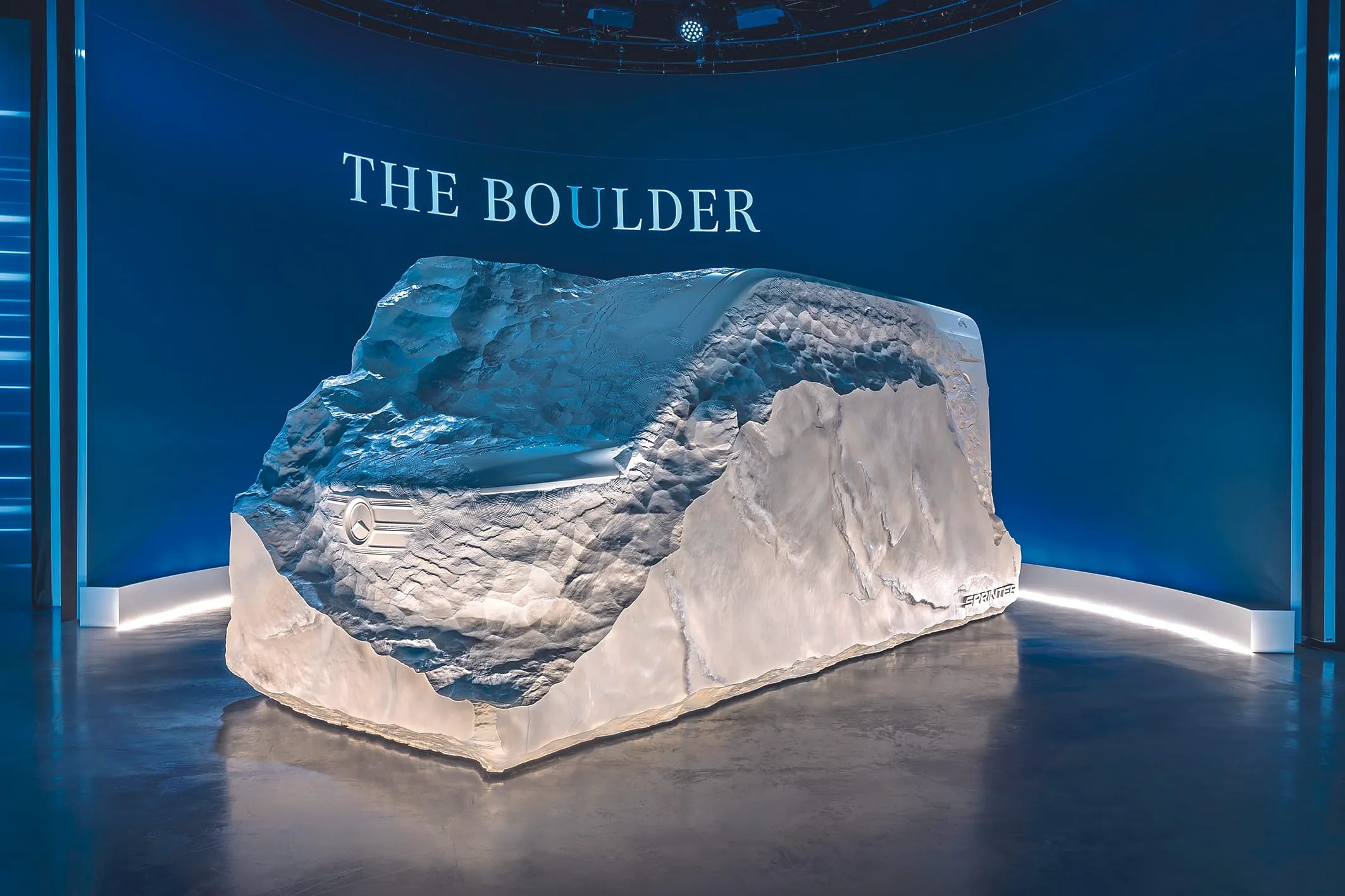 "The Boulder": Mercedes-Benz Sprinter steckt noch im Felsbrocken