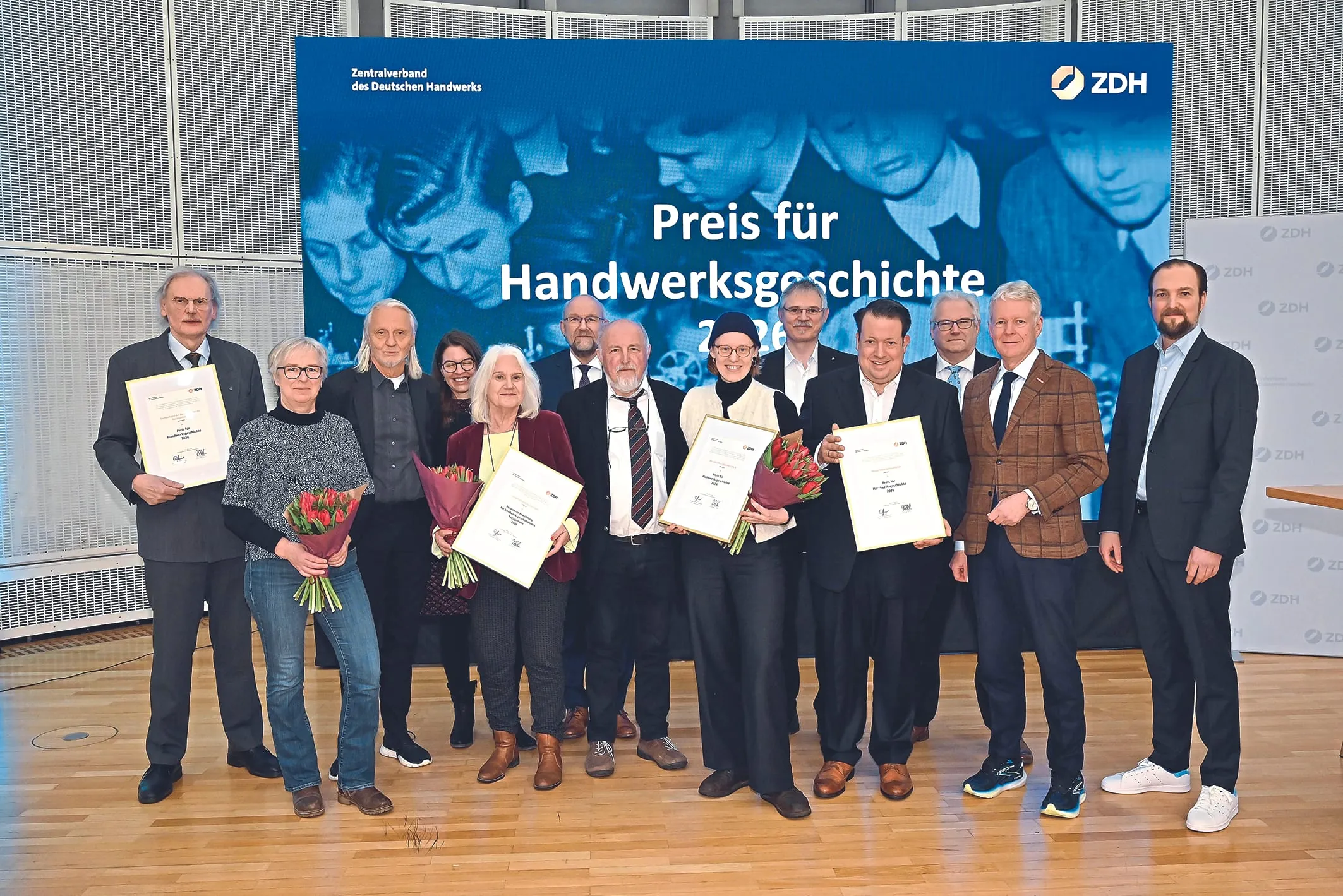 Bitte recht freundlich: Preisträgerinnen und Preisträger samt Laudatoren, Juroren und Organisatoren im ZDH-Meistersaal.