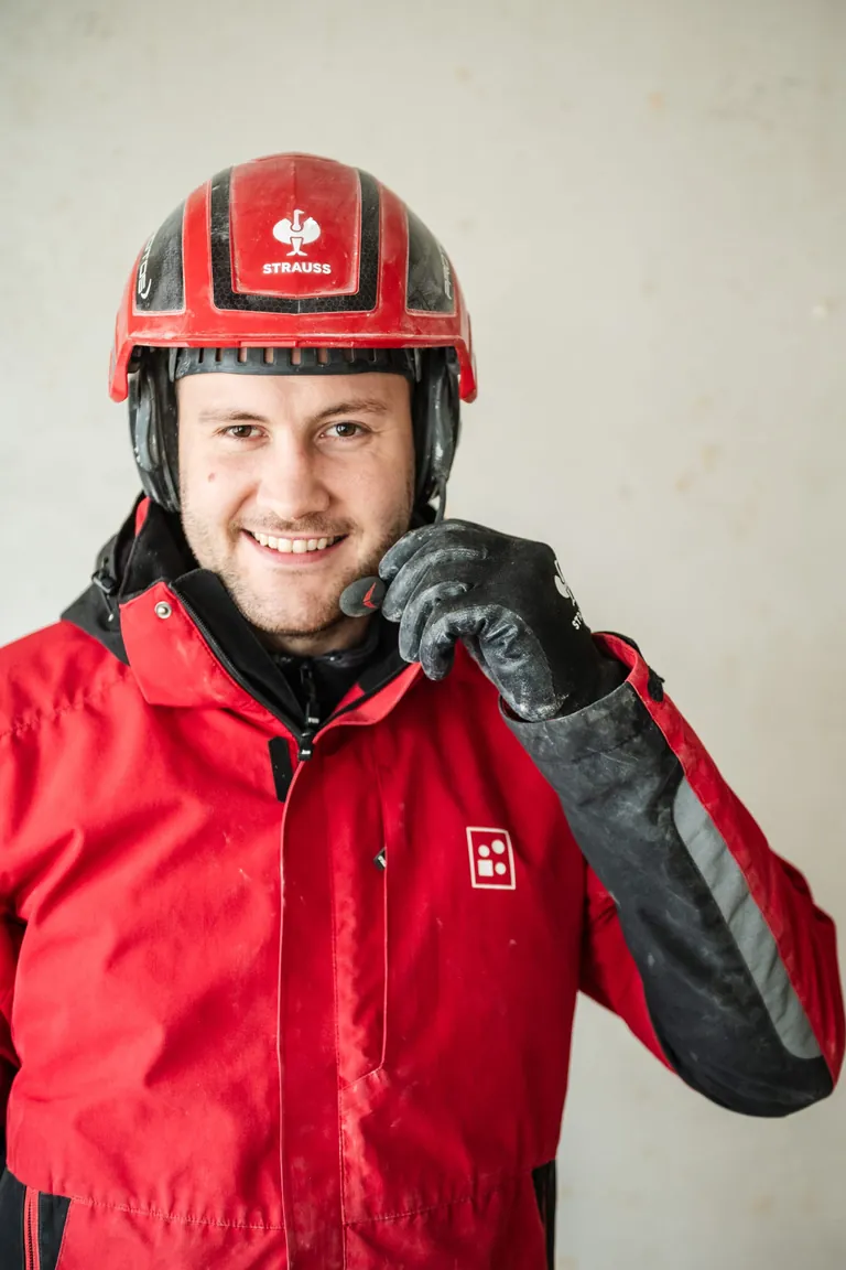 Der Protos-Helm mit integrierten Bluetooth-Kopfh&ouml;rern kostet 600 Euro &ndash; filtert Ger&auml;usche und erm&ouml;glicht Telefonate w&auml;hrend der Arbeit. &bdquo;Ein richtiger Gamechanger", sagt Mario Hug.