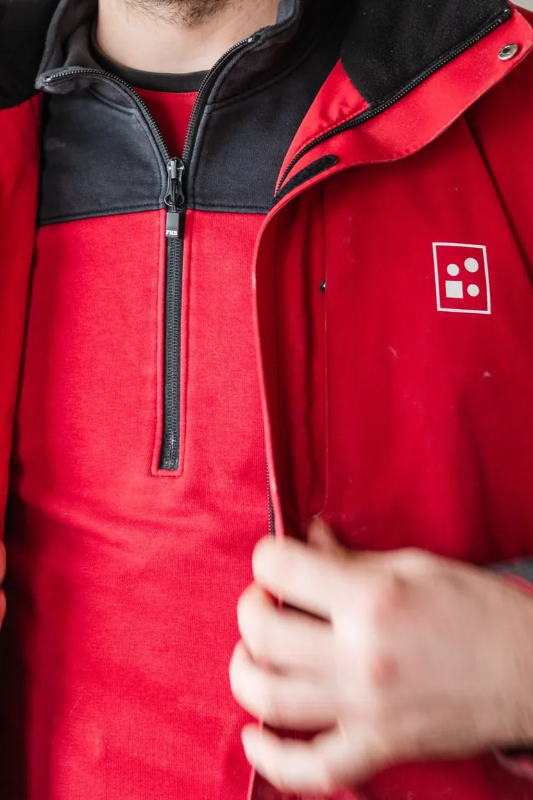 Alle Oberteile von FHB in RAL 3020 &ndash; dem Rot von Hilti. Mario Hug l&auml;sst die Kleidung mit seinem Logo besticken und wird auf Instagram regelm&auml;&szlig;ig nach der Herkunft gefragt.