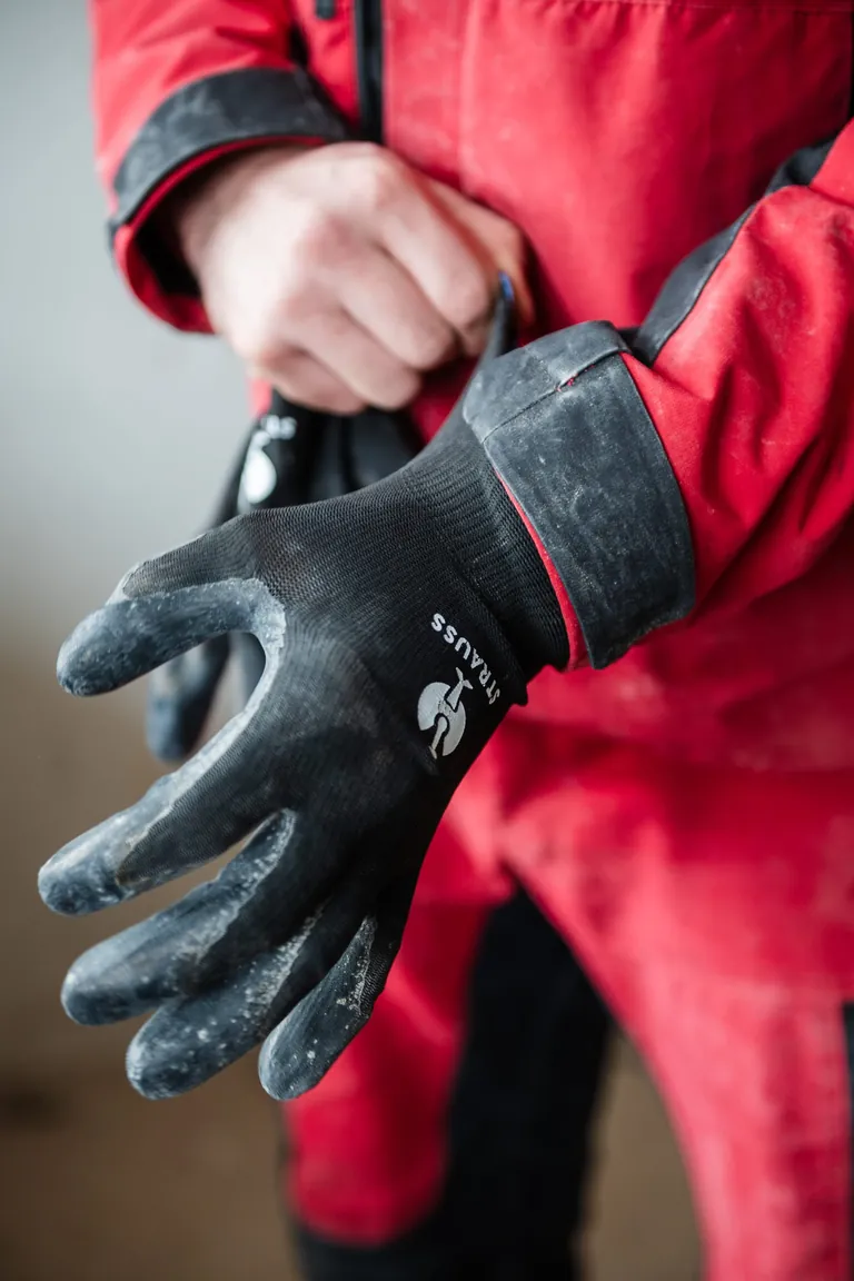 Die Strauss-Handschuhe sind Mario Hugs t&auml;glicher Begleiter. &bdquo;Es gibt keine T&auml;tigkeit, die ich ohne Handschuhe ausf&uuml;hre", sagt der Betontrenn-Meister.