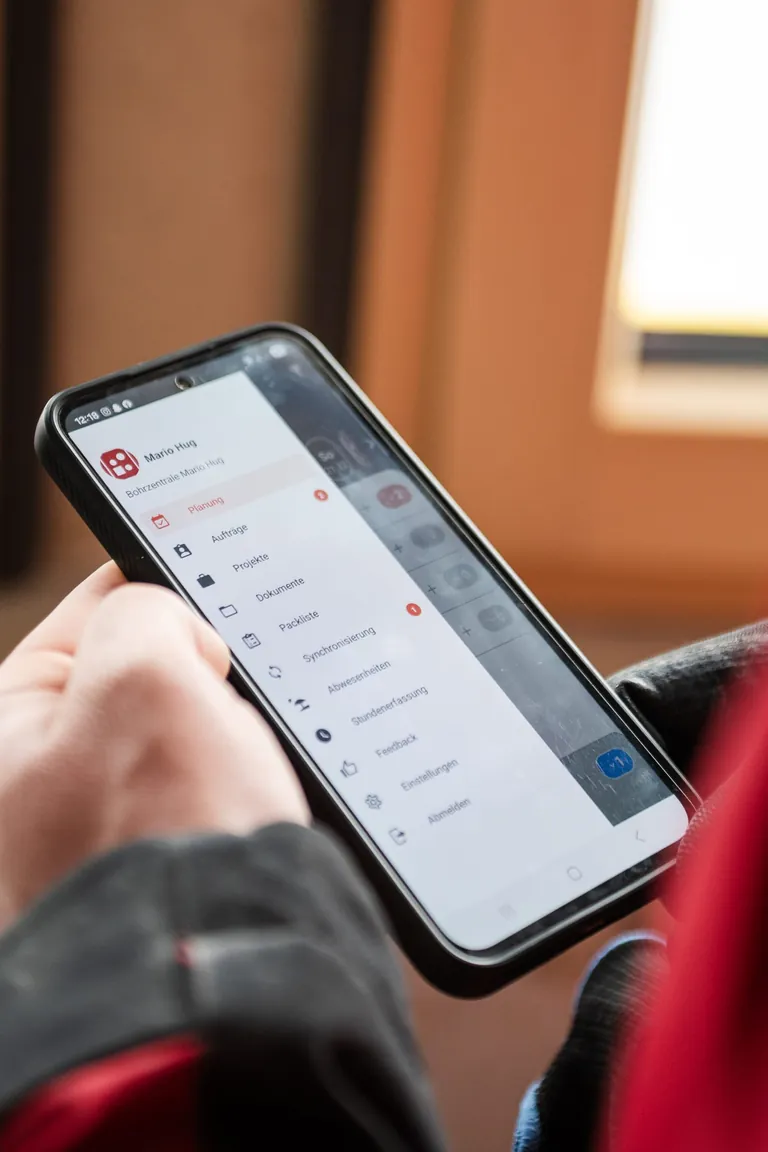 Das Samsung hat Mario Hug jeden Tag &ouml;fters in der Hand. Bei ihm l&auml;uft fast alles digital &ndash; das Smartphone ist unverzichtbares Arbeitsmittel.