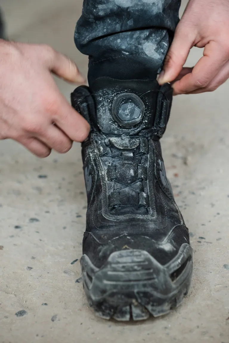 Mario Hug besitzt vier bis f&uuml;nf Paar Arbeitsschuhe zum Wechseln. Seine aktuellen Engelbert-Strauss-Modelle haben einen praktischen Drehverschluss statt Schn&uuml;rb&auml;ndern.