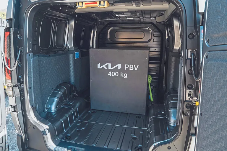 Zwiespältiger Kia: extrem niedrige Ladekante, jedoch störende Einbauten.