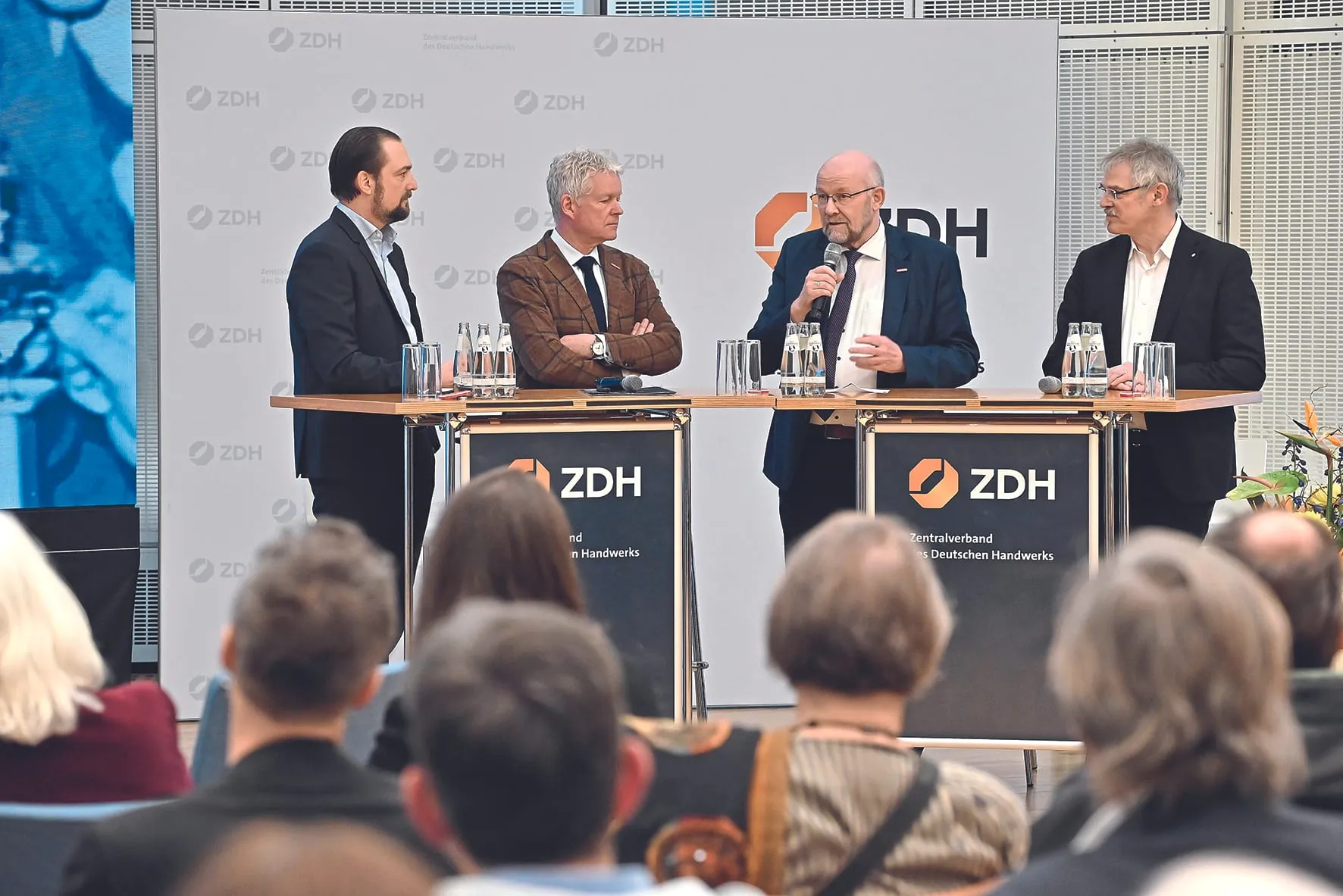 Talkrunde: ZDH-Generalsekretär Holger Schwannecke (2.v.l.) mit Berthold Schröder (Mitte), Präsident des Westdeutschen Handwerkskammertags und der Handwerkskammer Dortmund, sowie Dr. Ulrich Soénius (rechts), Vorsitzender des Interdisziplinären Arbeitskreises Handwerksgeschichte (InAH) und Direktor des Rheinisch-Westfälischen Wirtschaftsarchivs.