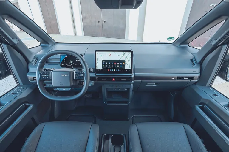 Cleanes Kia-Cockpit: aufgeräumt und viele Ablagen.