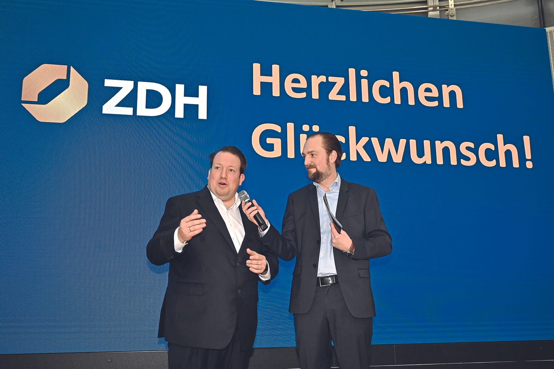 Gute Stimmung: Preisträger und Unternehmer Theodor Mahr im Gespräch mit Moderator Patrick Neumann von handwerk magazin.