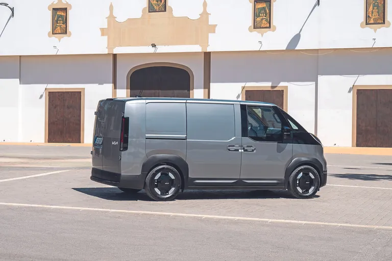 Typisch Kia: kompaktere Maße, niedrigere Gewichtsklasse.