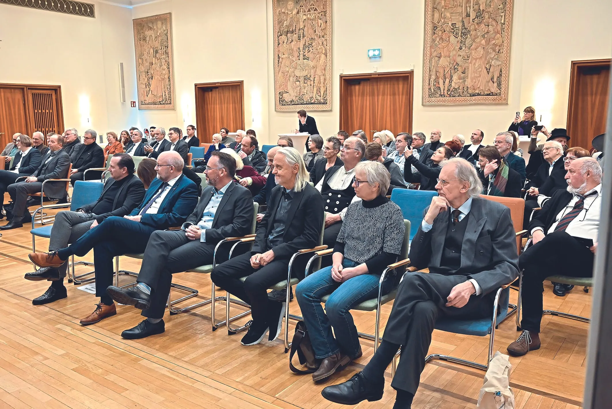 Spannung steigt: Wer wohl die Urkunden überreicht bekommt?