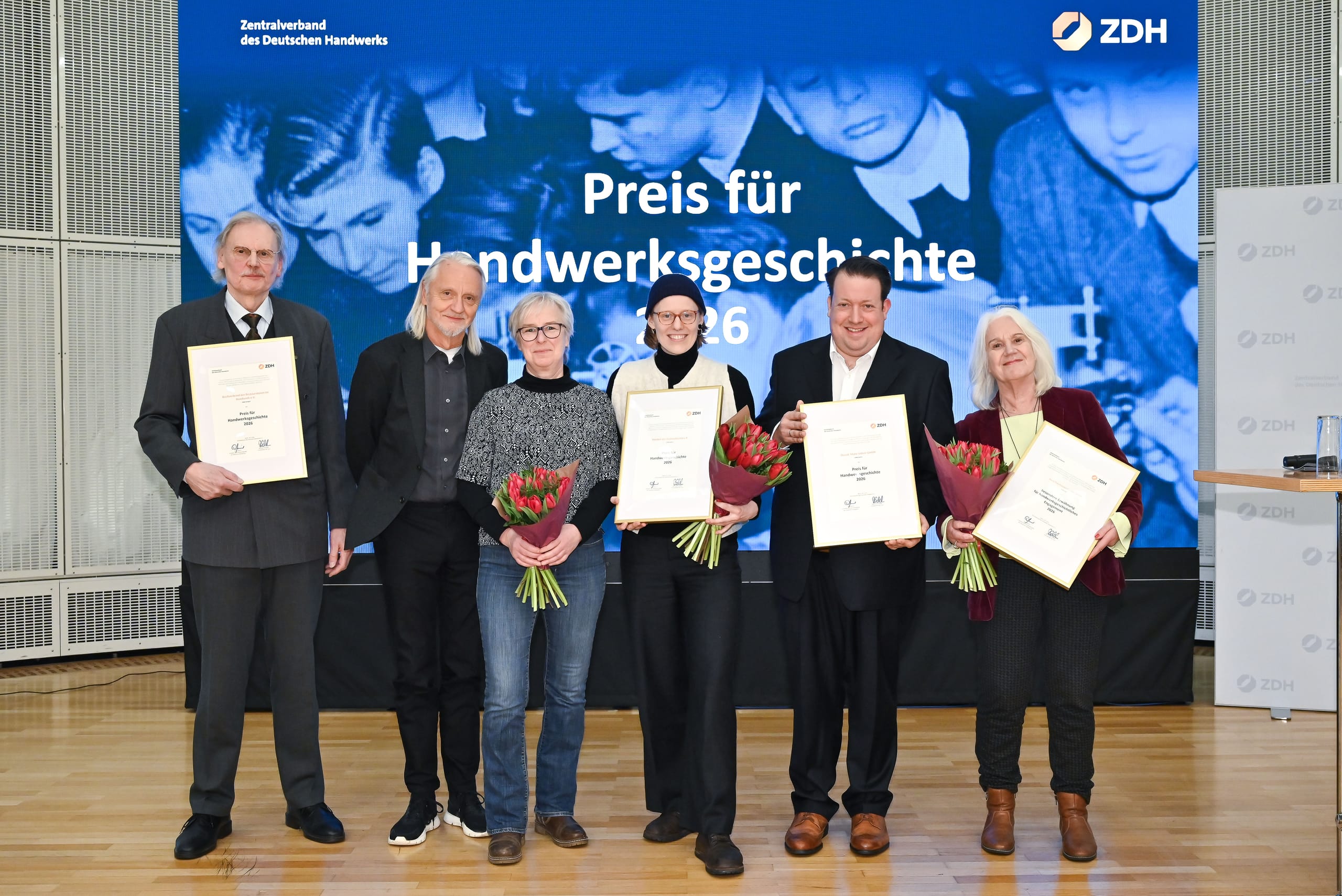 Bekamen 2026 die Urkunden (v. l. n. r.): Rainer W. Leonhardt, Hermann Klos und Heike Notz f&uuml;r die Zeitschrift &bdquo;Restaurator im Handwerk&ldquo;, Theresa Wedemeyer f&uuml;r die Ausstellung &bdquo;Meisterhafte Unikate &ndash; 100 Jahre Einbandkunst&ldquo;, Theodor Mahr f&uuml;r &bdquo;182 Jahre Mahr &ndash; Aufbau eines Archivs zur Dokumentation von Projekten und Unternehmensgeschichte&ldquo; und Heidi Brenner f&uuml;r die Quellenedition &bdquo;Das Tagebuch von Heinrich Essig&ldquo;.