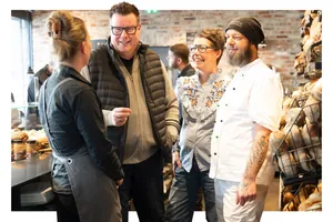 Michael und Stefanie Hohoff (Mitte jeweils mit Brille), lnhaber von Hohoffs Augenlust und Tafelfreuden in Waltrop, fühlen sich in ihrem Familienbetrieb für jeden im Team verantwortlich und haben damit einen Blick auf die Mitarbeiterorientierung.