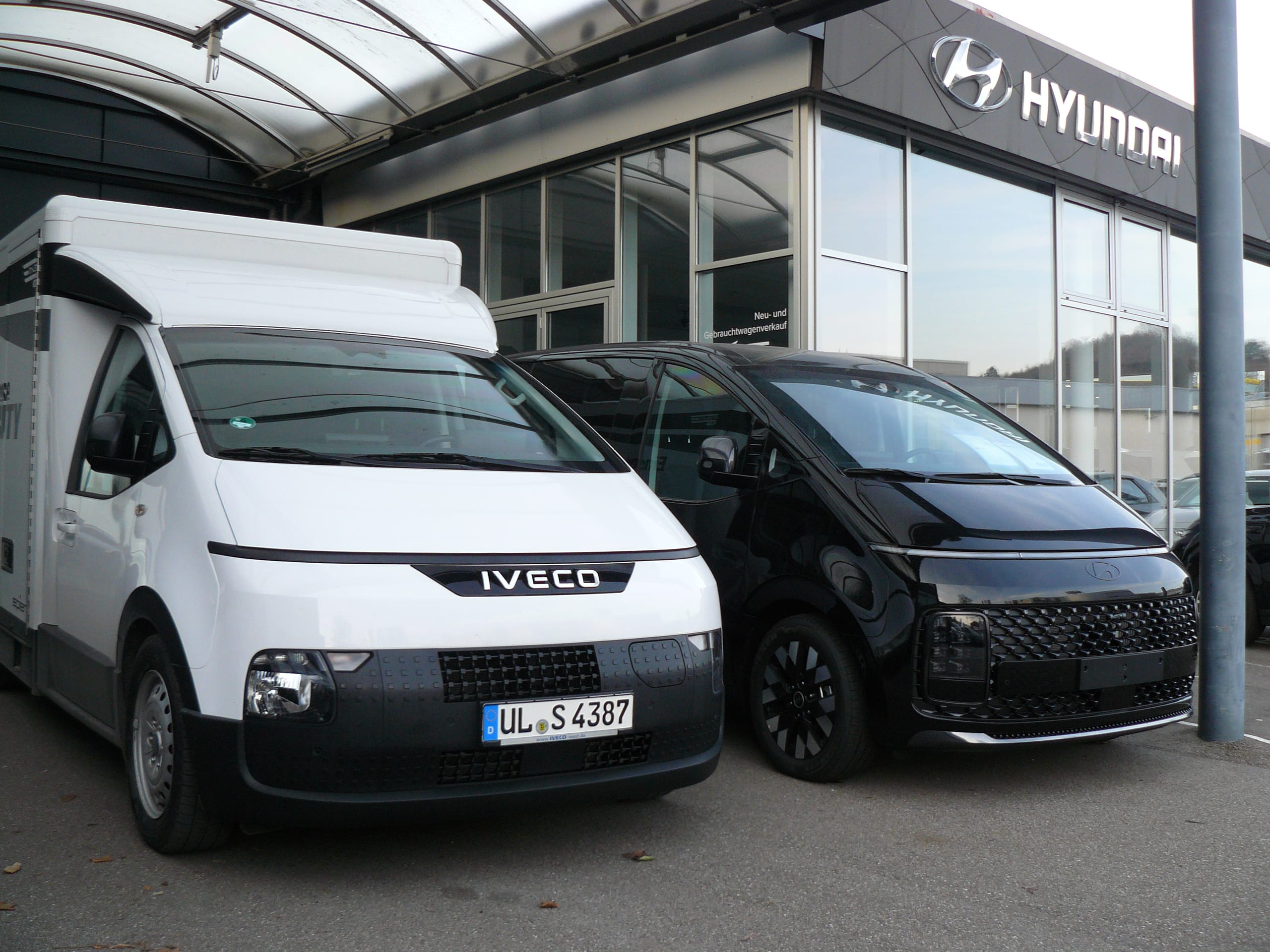 Unter Brüdern: Treffen zwischen Iveco eMoovy und Hyundai Staria – unübersehbare Verwandtschaft.