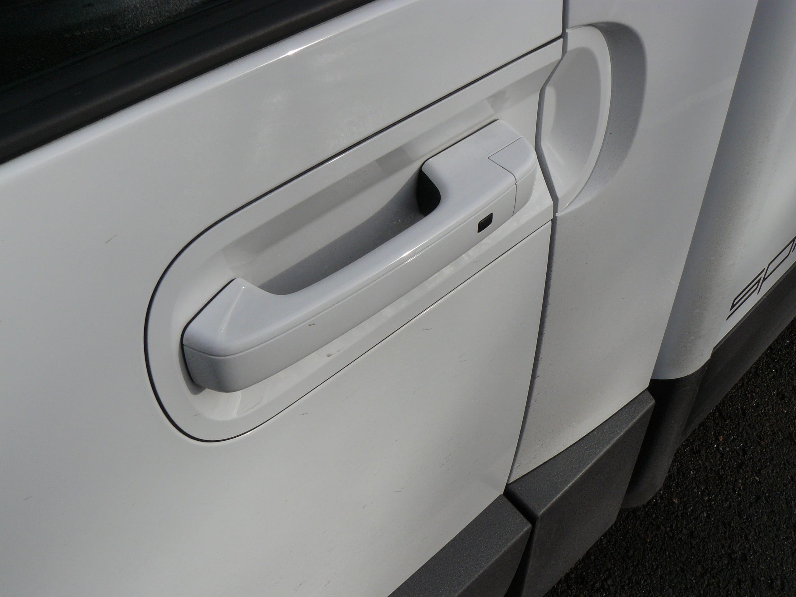 Gemacht für Handwerker-Pranken: die mächtigen Türgriffe des Iveco eMoovy.