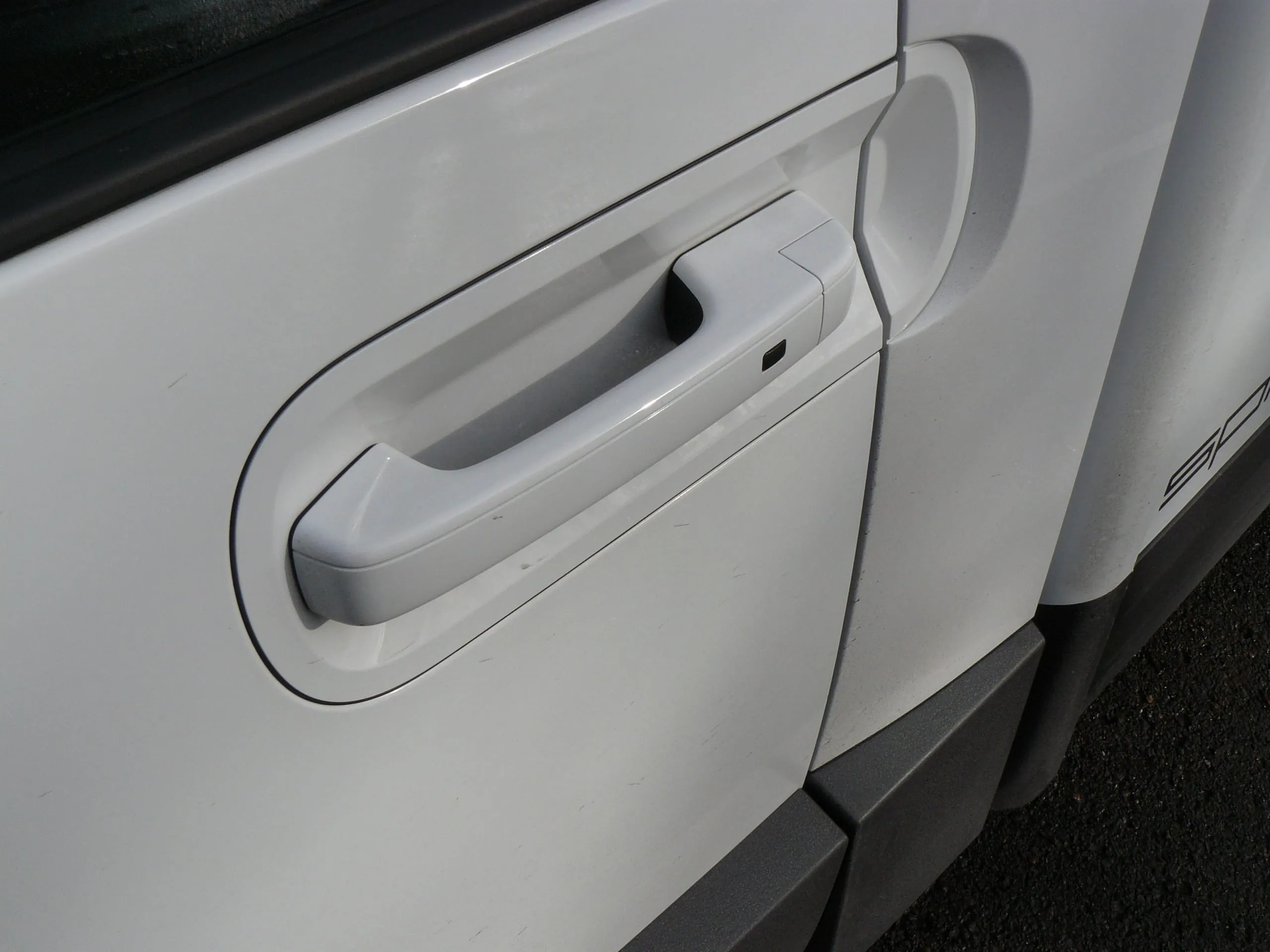 Gemacht für Handwerker-Pranken: die mächtigen Türgriffe des Iveco eMoovy.