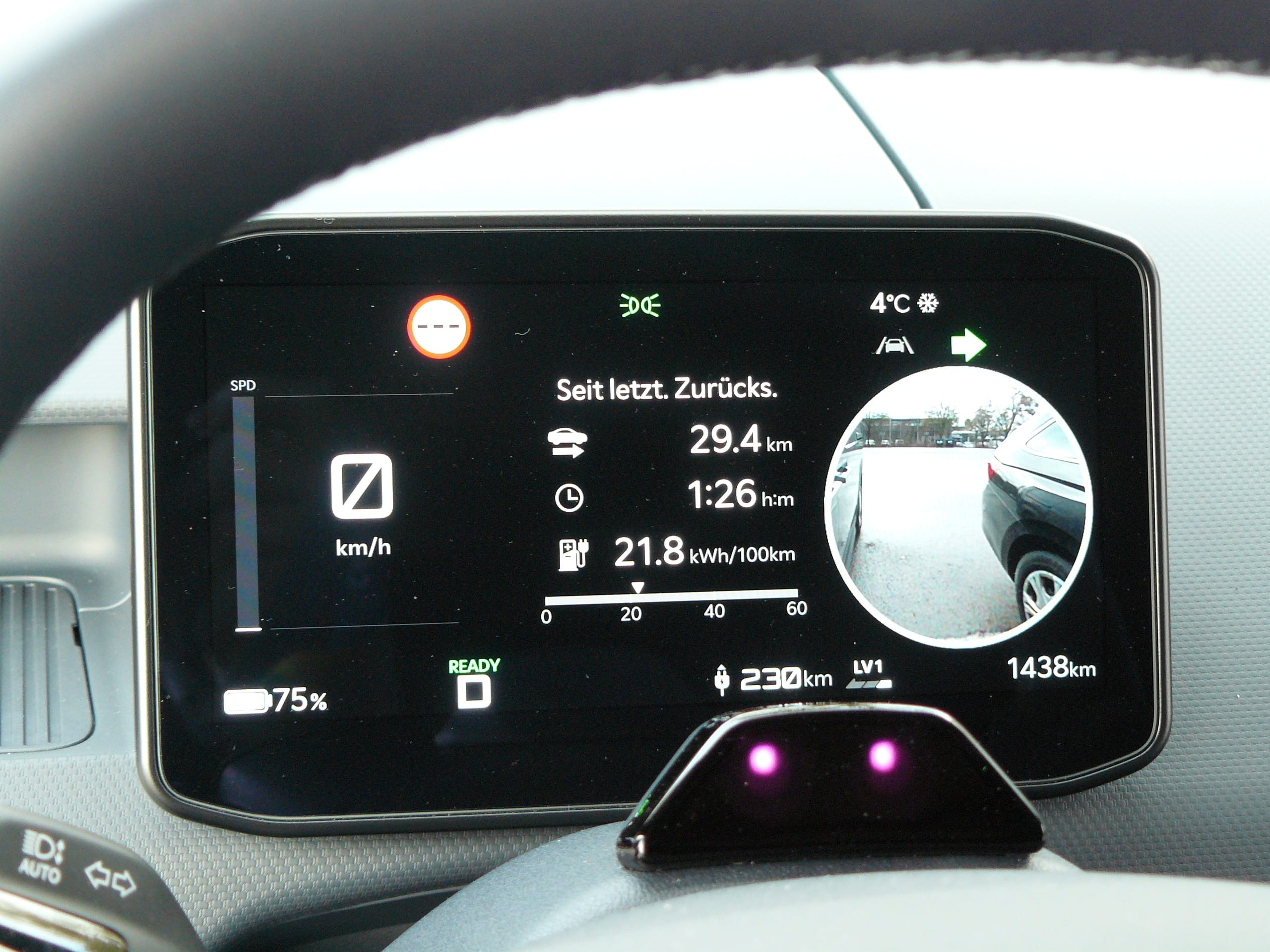 Viele Zahlen und ein Bild beim Abbiegen: kompakter Zentralmonitor für den Fahrer.