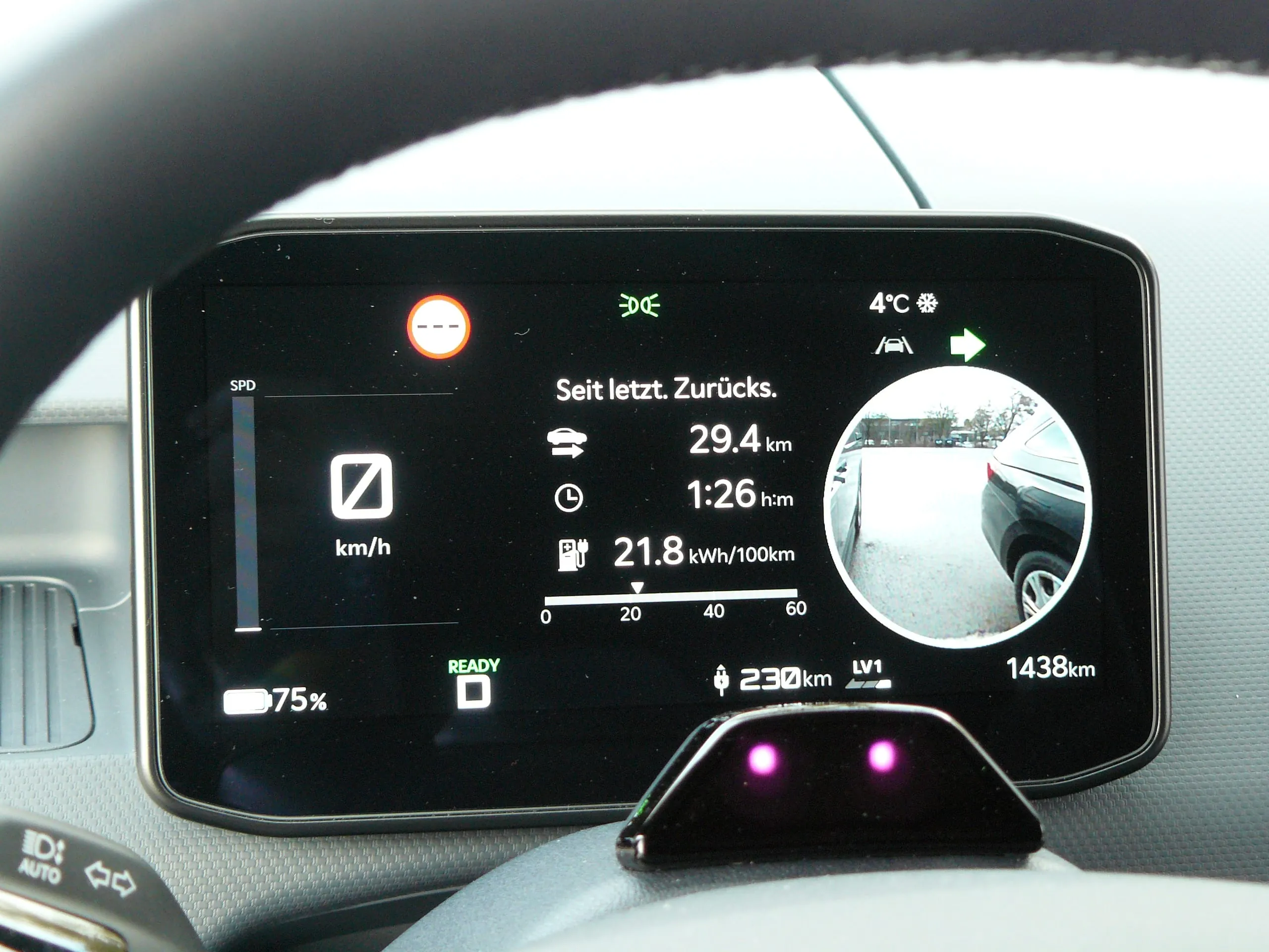 Viele Zahlen und ein Bild beim Abbiegen: kompakter Zentralmonitor für den Fahrer.