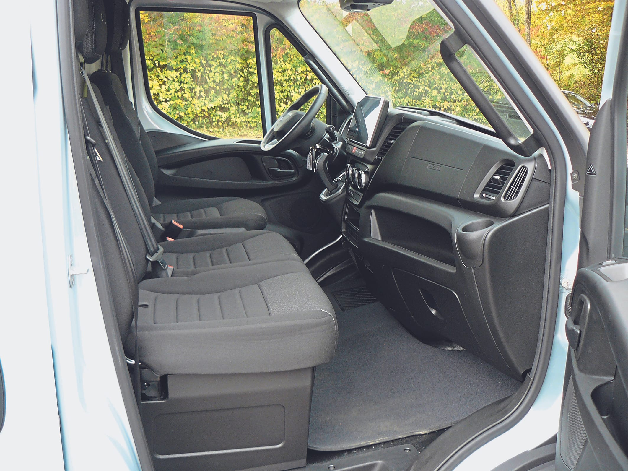 Komfortables Cockpit: bequeme Sitze, genügend Platz, freier Durchstieg, große Sitztruhe.