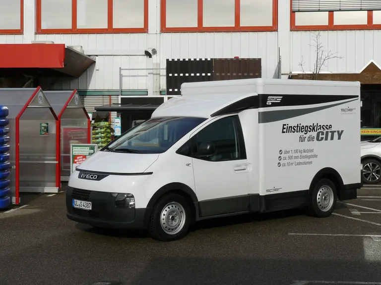 Einstiegsklasse f&uuml;r die City: Mit dem Iveco eMoovy hinein ins Get&uuml;mmel auf dem Baumarkt-Parkplatz.