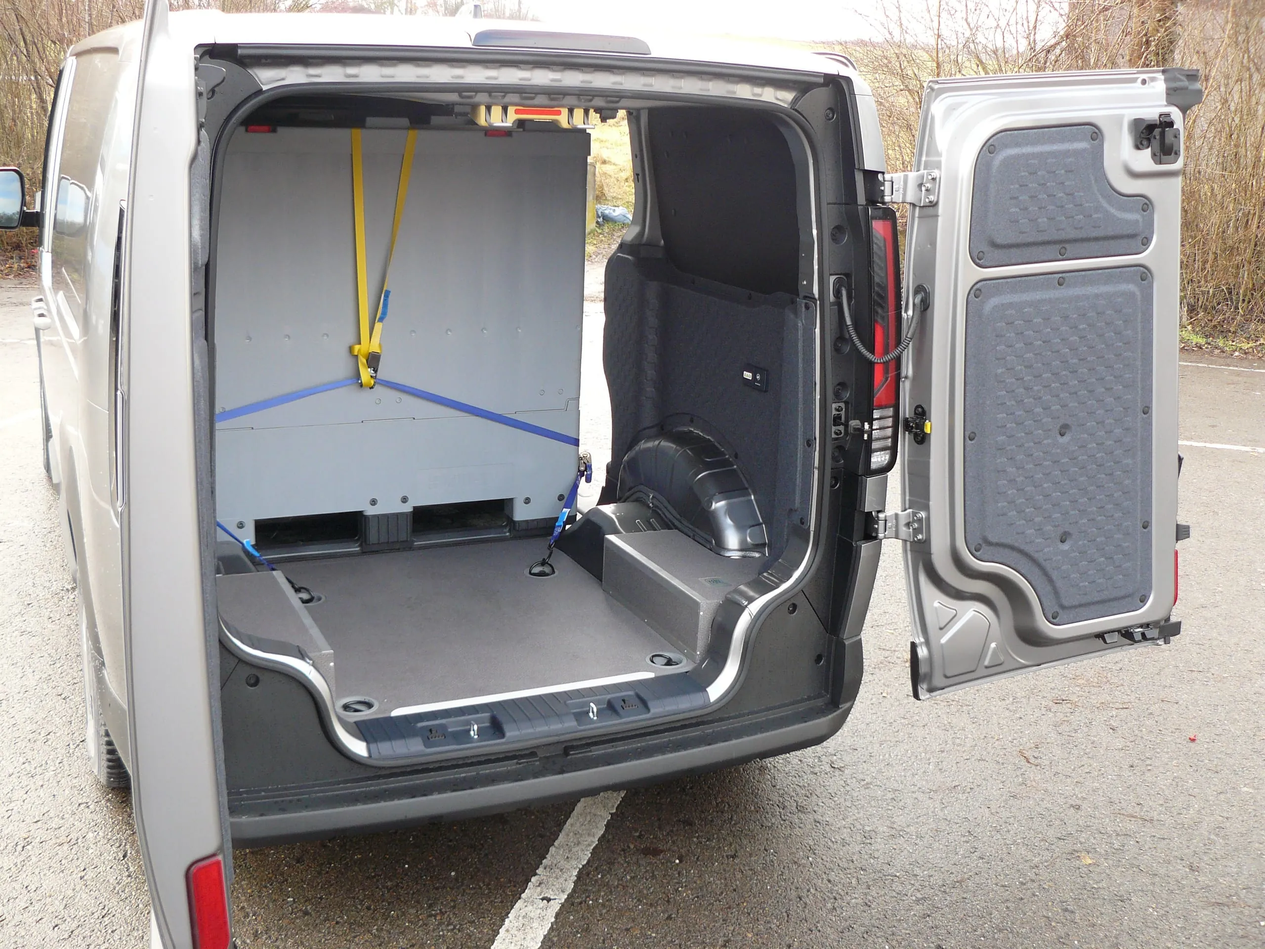 Kleiner Zugang, großer Raum: faire 4,4 Kubikmeter, schmale Schiebetür, eingeschnürter Heckzugang, mäßige Nutzlast.