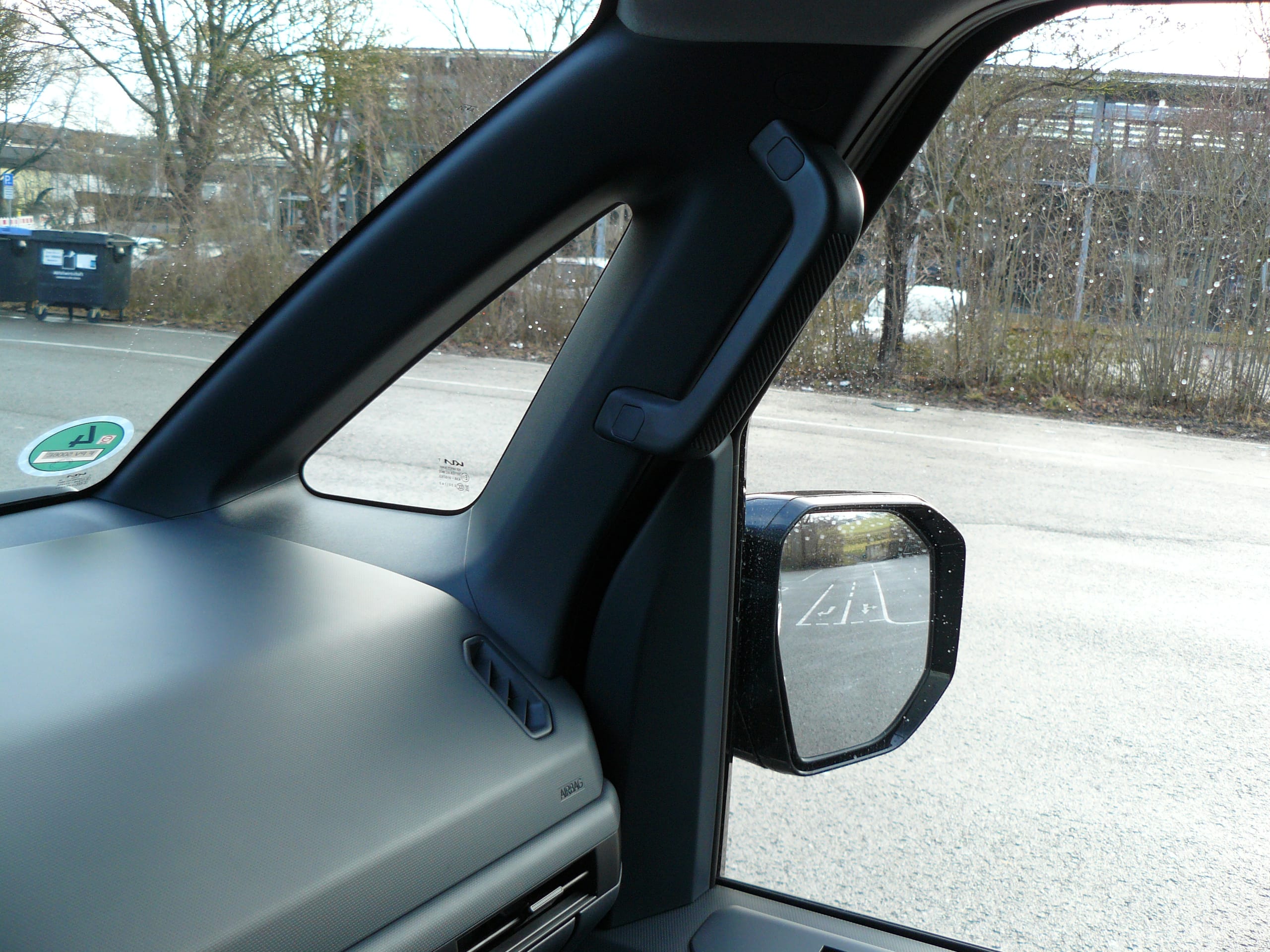 Eingeschränkte Sicht: Kräftig gebaute A-Säulen stören, tief gesetzte Außenspiegel.