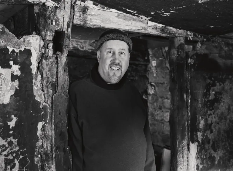 Raumausstattermeister Ingo Schmitt organisiert, transportiert, r&auml;umt und tr&auml;gt &ndash; alles ehrenamtlich f&uuml;r ein historisches und nur 20 Quadratmeter gro&szlig;es Wohnhaus.