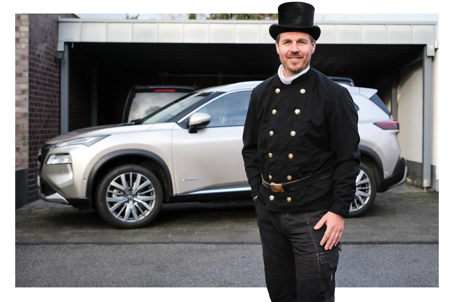 Oliver Huhndt vor seinem schicken Testwagen: dem Nissan X-Trail.