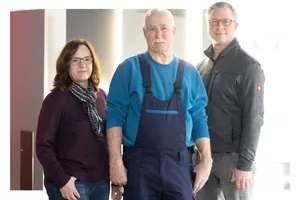 Kerstin und Markus Westermann führen den SHK-Betrieb Juschka GmbH im nordrhein-westfälischen Hamm – hier mit ihrem Mitarbeiter und „Aktivrentner“ Karl-Heinz Zielinski (Mitte).