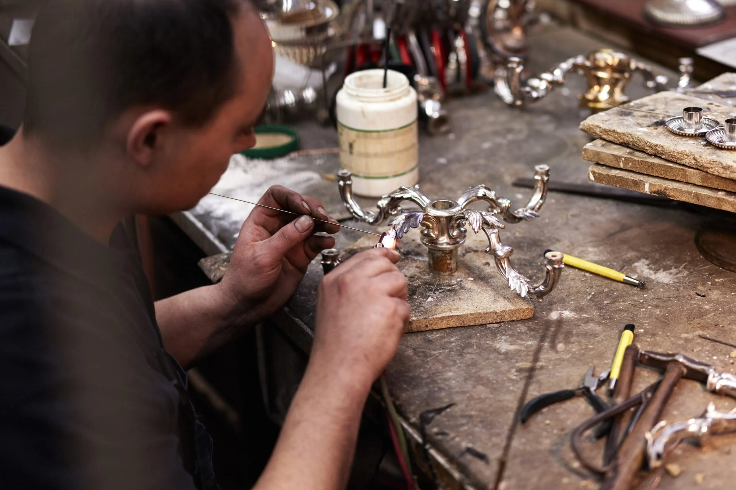 Hinter jedem St&uuml;ck steckt eine Familiengeschichte. Rund zehn Mitarbeitende arbeiten in der Altonaer Silber Werkstatt daran, Erinnerungen f&uuml;r die n&auml;chste Generation zu erhalten.