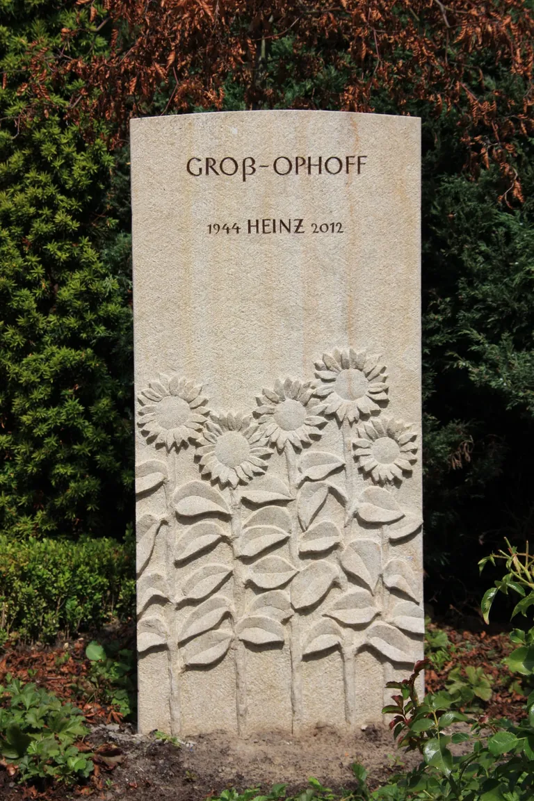 Viele Grabzeichen aus der Ahlener Werkstatt sind Unikat aus regionalem Naturstein.