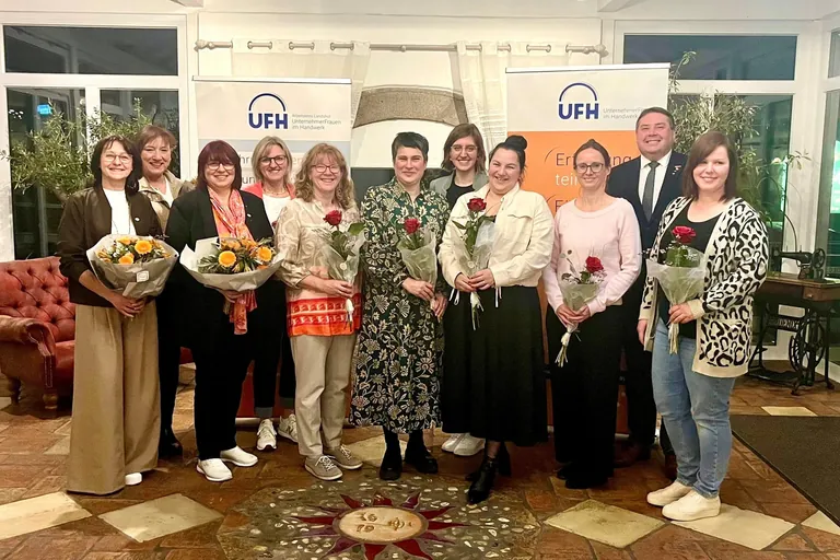 Der bisherige Vorstand der UFH Landshut: Claudia Nowack, Barbara Scholz-Skarda, Manuela Nemela, Barbara Ramsauer. Und der neue Vorstand: Silvia Buchner, Maria Daxauer, Anna Ramsauer, Laura Kavas, Bettina Stenzel, Carola Korber mit Kreishandwerksmeister Peter Baumgartner (von links nach rechts).