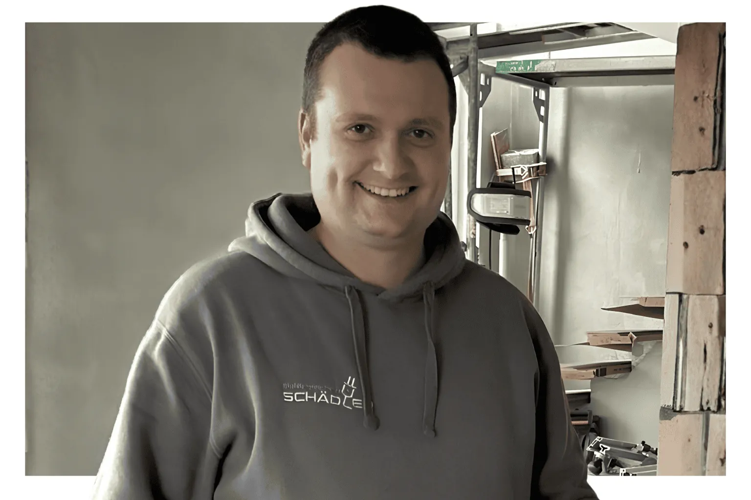 Elektromeister Felix Schädler aus Ebersbach-Musbach zeigt, wie Zeitmanagement im Handwerk in der Praxis funktioniert – mit digitaler Plantafel, präziser Wochenplanung und einem Team, das pünktlich an einem Strang zieht.