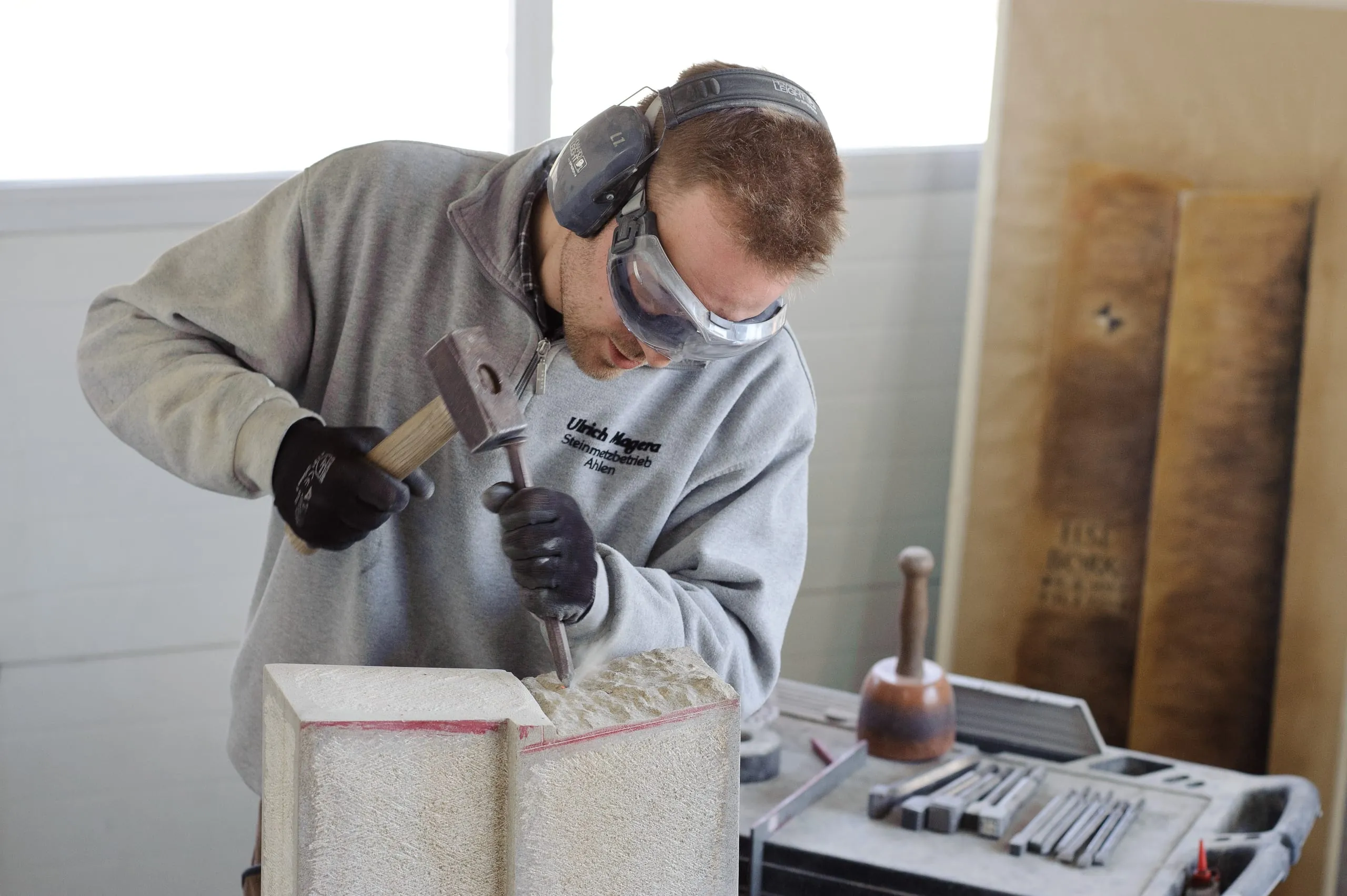 Steinmetzmeister Andreas Magera und sein Team verwandeln die rohen Natursteine mit viel handwerklichem Geschick in ein pers&ouml;nliches Erinnerungsst&uuml;ck.