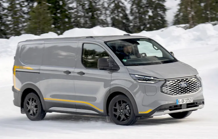 Allrad auf Schnee und Eis: Zwischen Drift und Spurstabilität – der Ford E-Transit Custom AWD auf dem Handlingskurs.