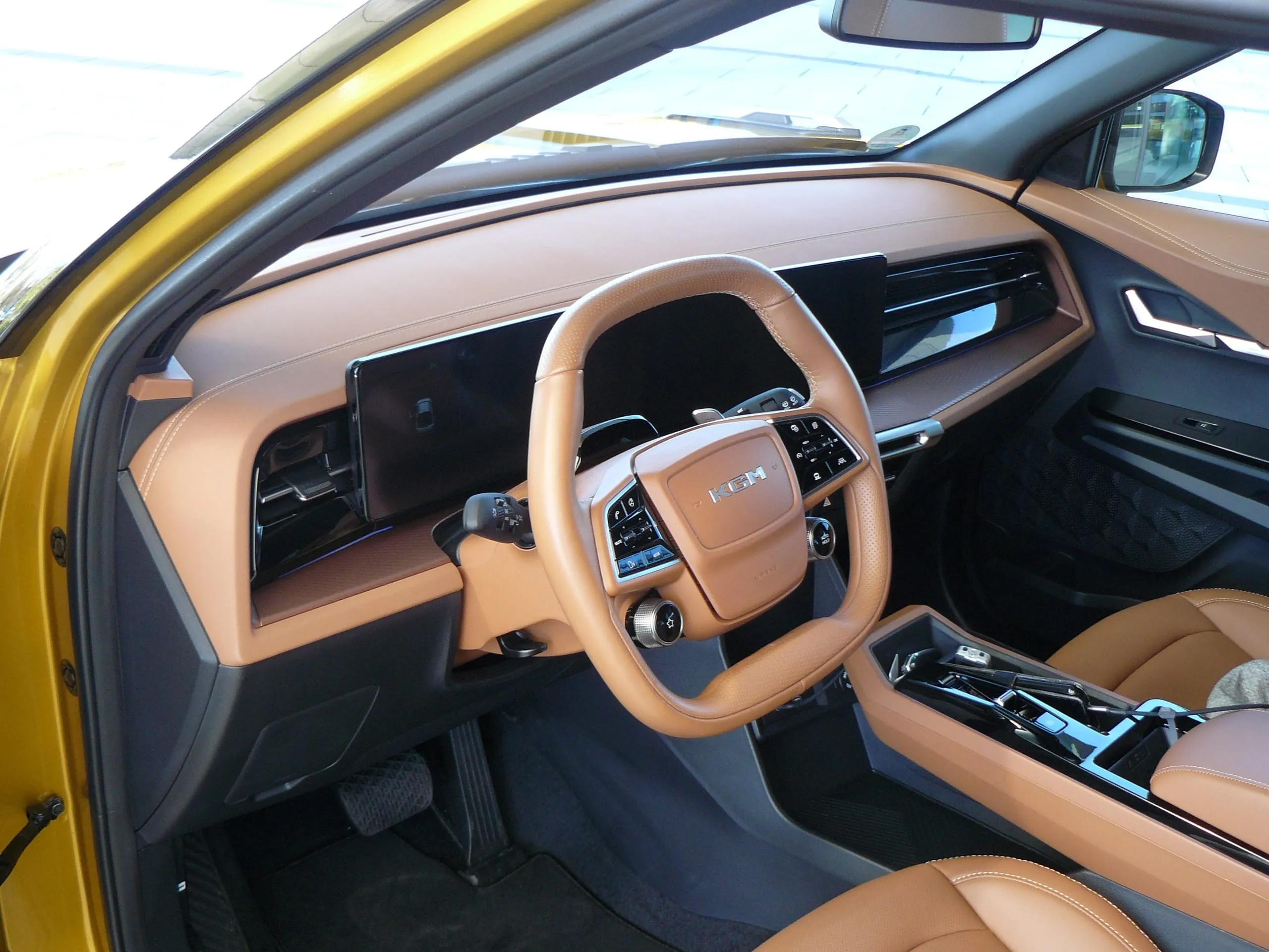Gene eines SUV: geräumiges Cockpit mit bequemen Sitzen.