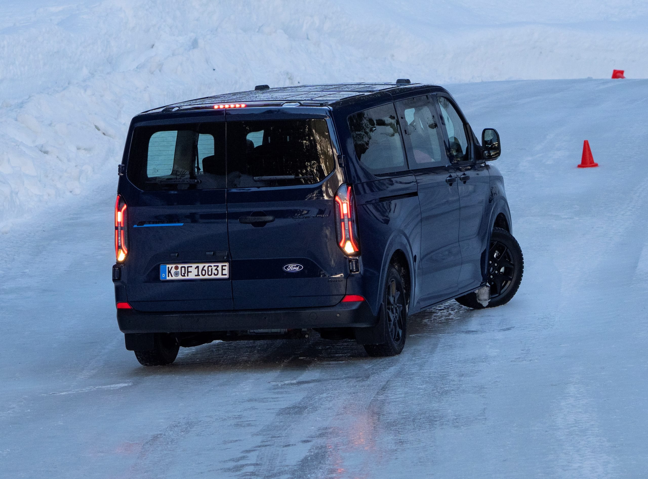 Allrad am Eisberg: elegantes Anfahren im Steilstück mit dem „Slippery“-Modus.