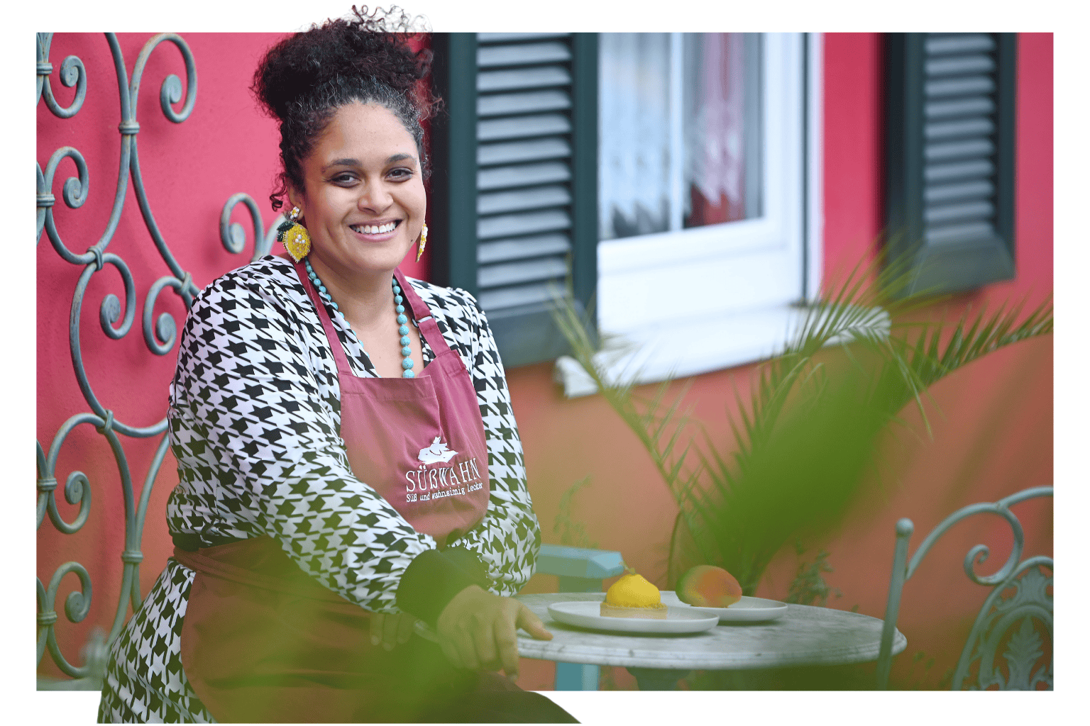 Konditormeisterin Denise Peters und ihre Fruit Cakes: Die Trompe-l'&oelig;il-T&ouml;rtchen haben ihre P&acirc;tisserie S&uuml;&szlig;wahn in Finning bundesweit bekannt gemacht.