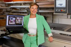 Anke Freund erstellt erste Entwürfe von Möbelstücken über eine Bild-KI.