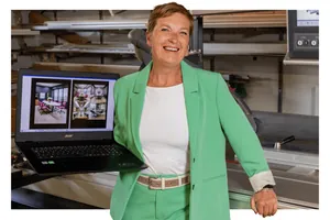 Anke Freund erstellt erste Entwürfe von Möbelstücken über ihr Tool für KI-Bilder.