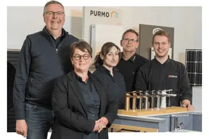 Christian Hörmann (links), Geschäftsführer der Anton Hörmann GmbH in Gronau, schüttet einen Teil des Gewinns an seine Mitarbeiter (im Bild von links: Baddesignerin Astrid Hörmann, Kundendienstleiterin Linda Haristan, Vertriebsleiter Thomas Jasper, Projektleiter Philipp Hörmann) aus.