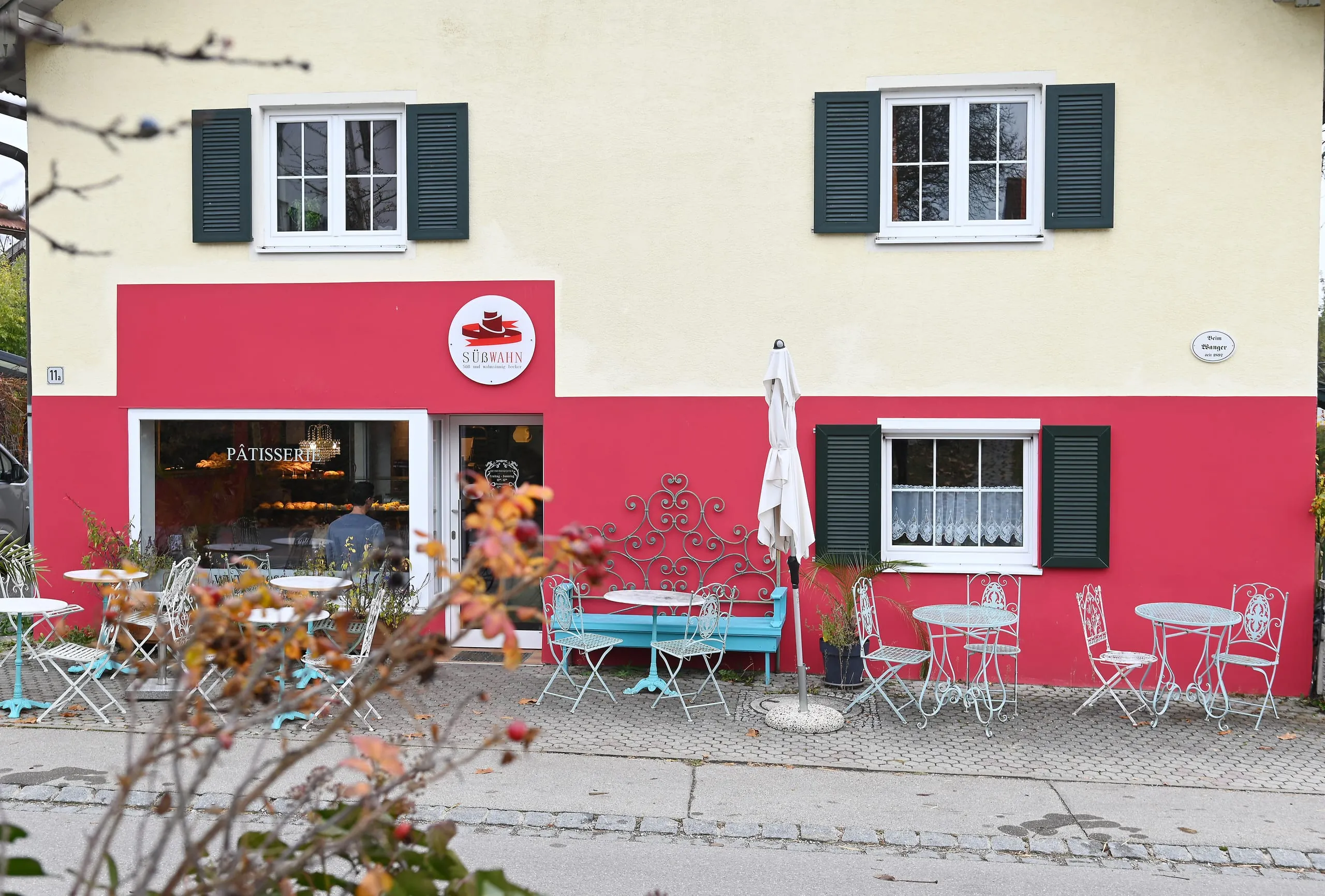 Die P&acirc;tisserie S&uuml;&szlig;wahn in Finning: Drinnen passen nur drei Tische in den Gastraum &ndash; im Sommer kommen 20 Pl&auml;tze auf der Terrasse dazu.