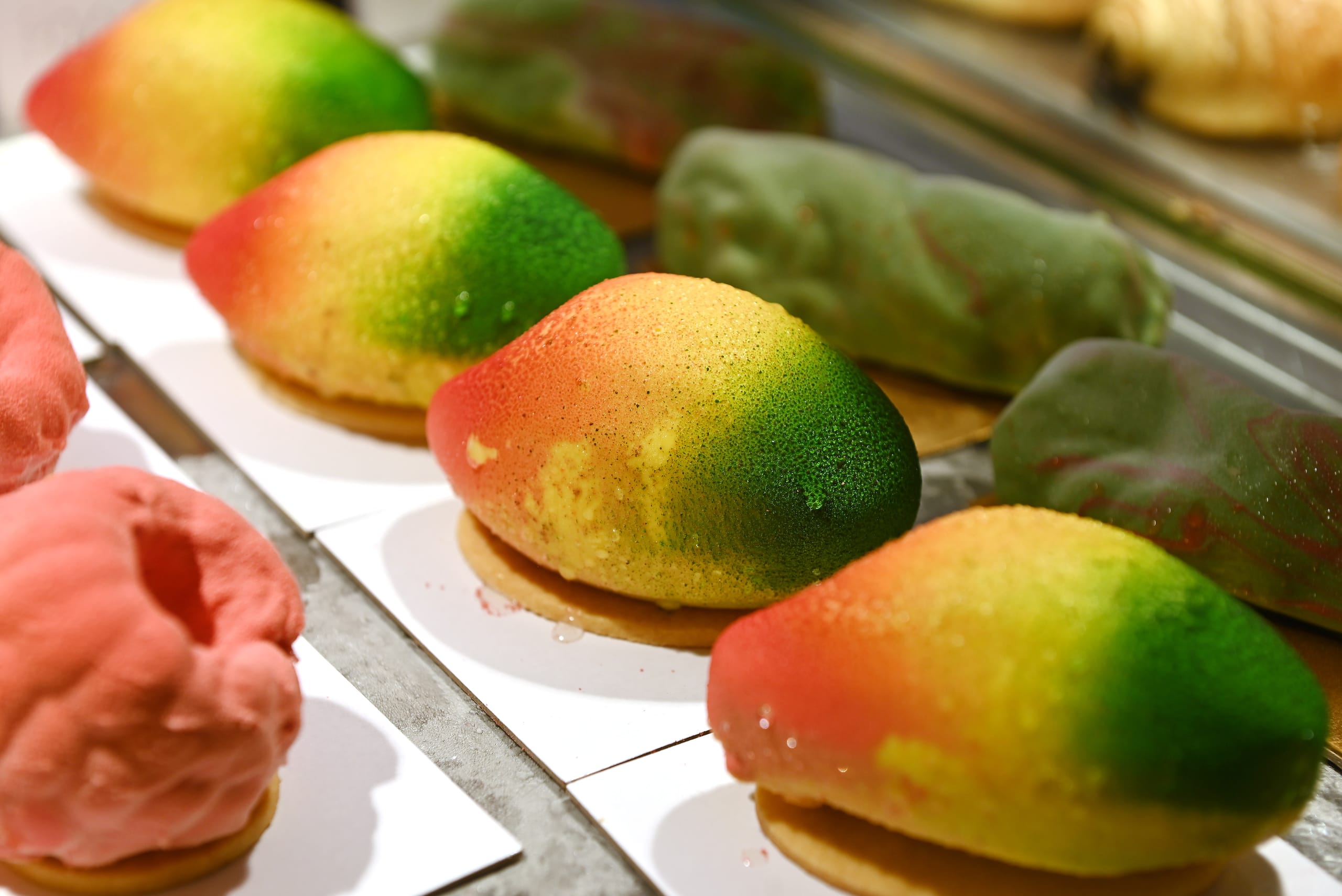 T&auml;uschend echt: Was wie eine Mango aussieht, ist ein T&ouml;rtchen aus Ganache, Fruchtkern und Schokolade &ndash; per Hand geschnitzt und mit gef&auml;rbter Kakaobutter aus dem Airbrush-Ger&auml;t bespr&uuml;ht.