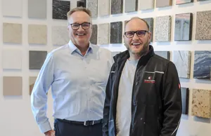 Matthias Conrad (rechts), Mitin­­haber des Steinmetzbetriebs Conrad & Klammes GbR in Zweibrücken, Rheinland-Pfalz, gemeinsam mit seinem Steuerberater Martin Dort.