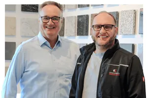 Matthias Conrad (rechts), Mitinhaber des Steinmetzbetriebs Conrad & Klammes GbR in Zweibrücken, Rheinland-Pfalz, gemeinsam mit seinem Steuerberater Martin Dort.